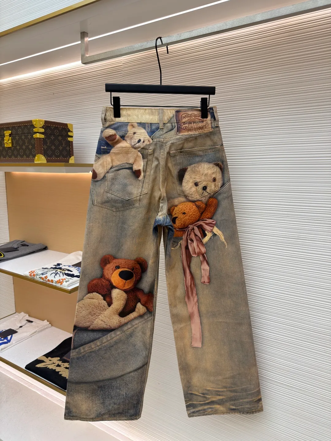 Acne Studios 1981 Teddy Bear 3D printed wide-leg jeans ●Original version: purchased and developed by 6874 ●Item number: 1681986-A80 ●Material: denim fabric ●Technology: 3D printing ●Version: loose fit ●Weight: about 660 grams ●Size: XS-S-M-L-XL-XXL ●Description: These teddy bear-themed jeans are made of 100% heavyweight cotton denim and are pre-shrunk to ensure size stability. The core technology is digital direct-injection printing from Heidelberg, Germany. The teddy bear pattern is first positioned and printed and then cut into a single piece to ensure the integrity of the pattern and position accuracy. It is paired with handmade three-dimensional patching + ribbon decoration, and sewing reinforcement is used to make the doll elements present a 3D level. The washing process goes through 5 processes: desizing, atomizing, manual re-spraying, color setting and distressing, and finally forming an aged gradient blue tone. The hardware uses custom logo buttons, and a built-in lining at the waistband enhances stiffness. The pants are straight and wide-leg cut, taking into account both relaxation and comfort. The overall wiring is straight and delicate, the fabric is comfortable and soft, and the color is consistent without color difference. It can be matched with the same style to create a fashionable look and control various occasions. Customized accessories, complete with three standards, same style for men and women!